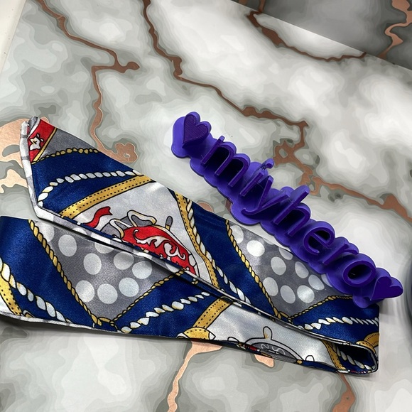 Calvin Klein travel bag with spill free metal wine tumbler and thin scarf - Picture 3 of 5